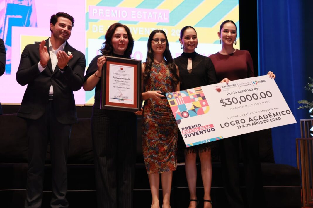 La ceremonia se llevó a cabo en el Teatro Fernando Calderón. Foto: Godezac.