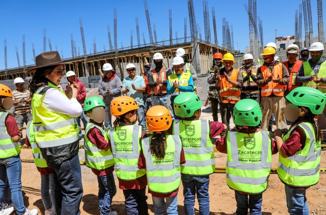 Las niñas y niños recorrieron el lugar con cascos y chalecos de obra puestos. Foto. Godezac