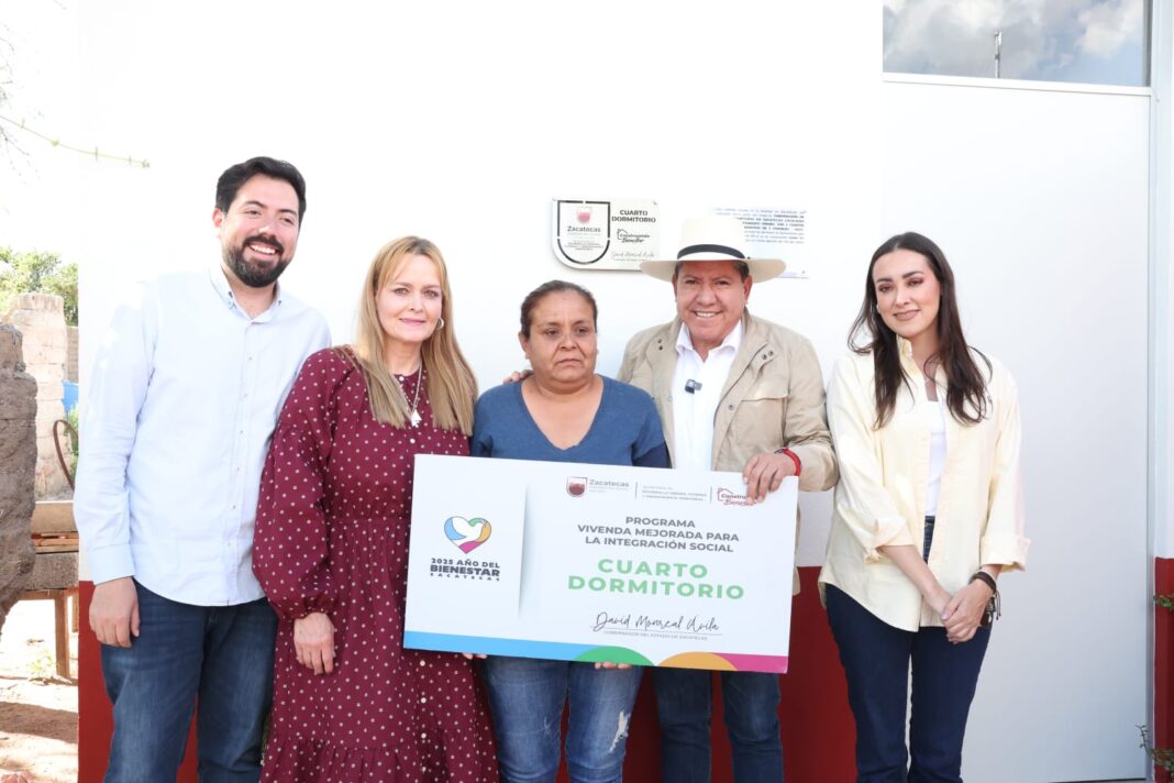 El gobernador David Monreal entregó los beneficios. Foto: Godezac