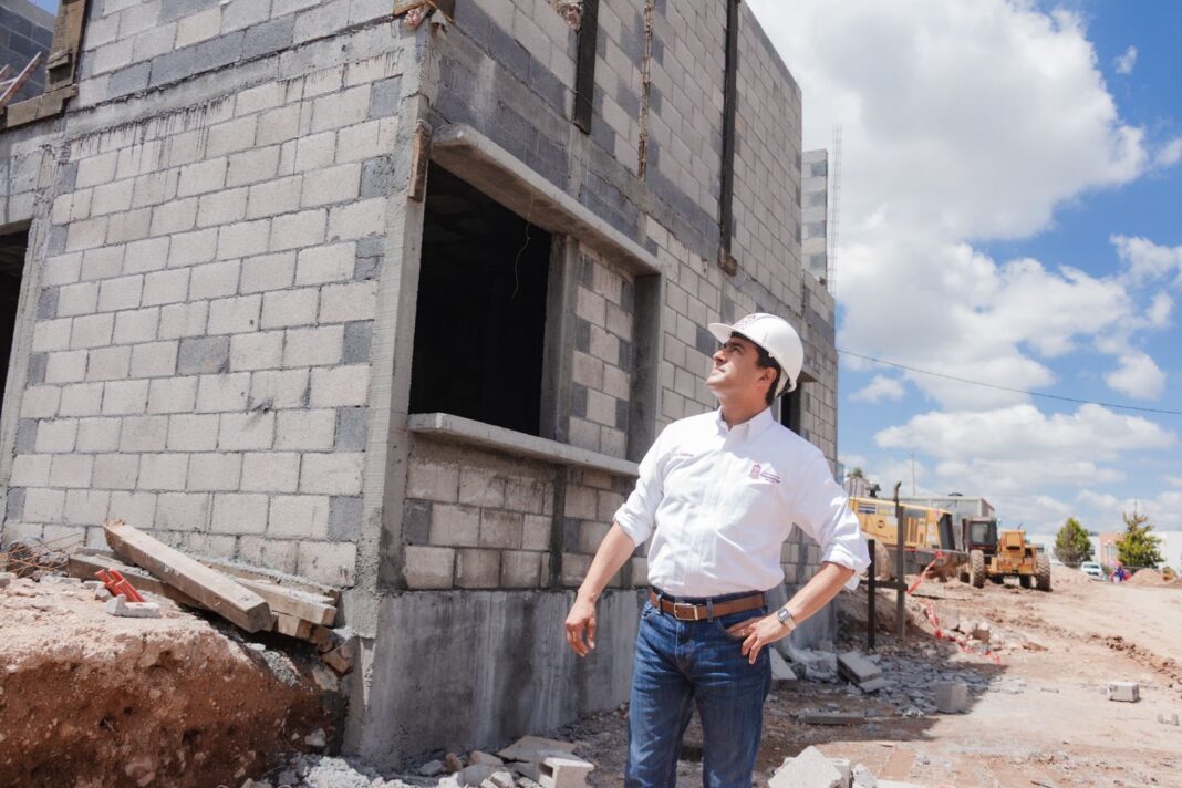 El alcalde de Guadalupe, Pepe Saldívar, recorrió la obra. Foto: Ayuntamiento de Guadalupe.