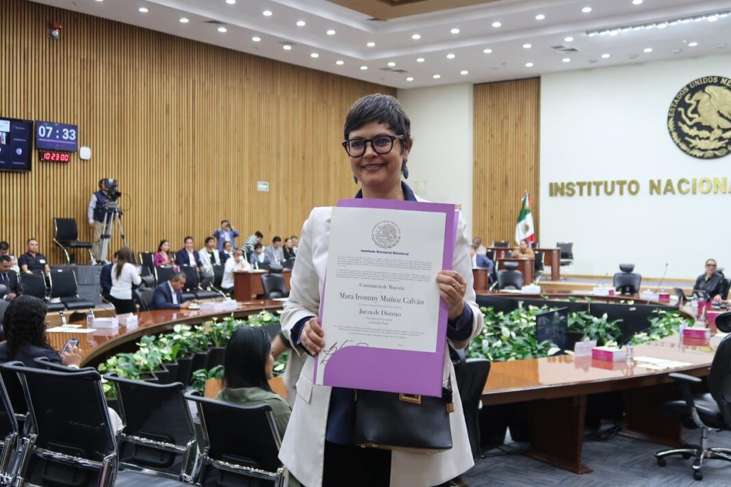 Mara Irommy Muñoz Galván recibió su constancia. Foto: Cortesía.