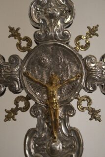 Cruz procesional, plata fundida, labrada y cincelada, siglo XVIII, colección particular.