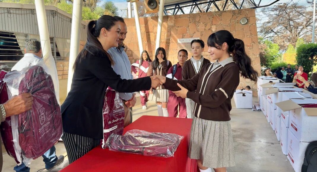 Las autoridades reparten útiles escolares. Foto: Godezac.