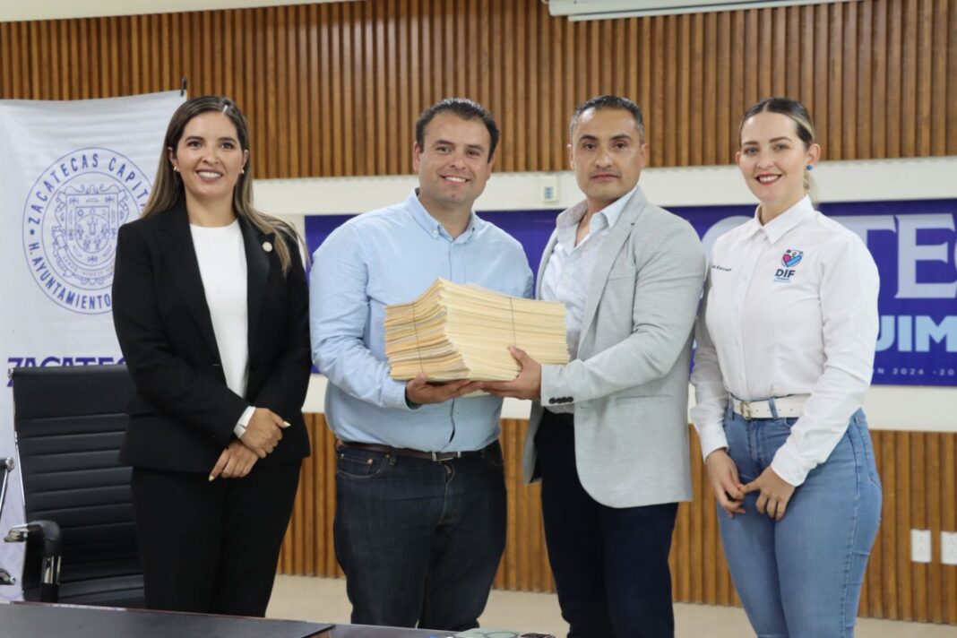 El municipio hizo entrega administrativa de 91 escrituras a la SEDUVOT para continuar con su trámite final. Foto: Cortesía.