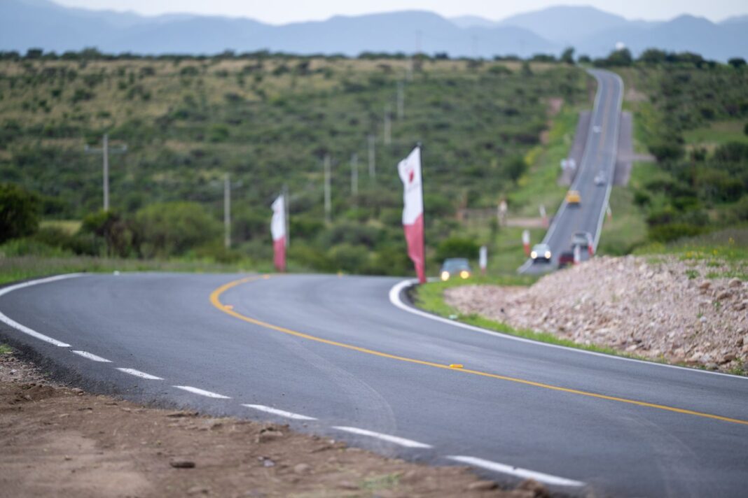Las carreteras se han modernizado en los años recientes. Foto: Godezac.