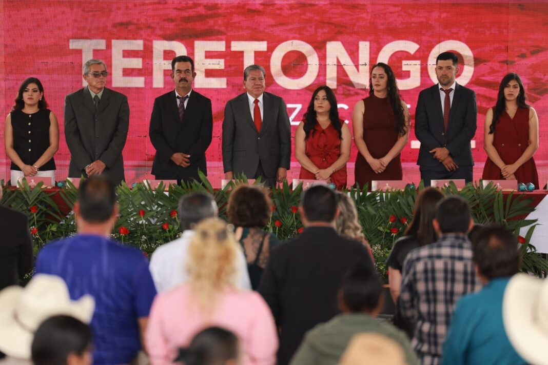 David Monreal Ávila asistió a la presentación del Primer Informe de labores del presidente municipal de Tepetongo, Filiberto Venegas Nava. Foto: Godezac.