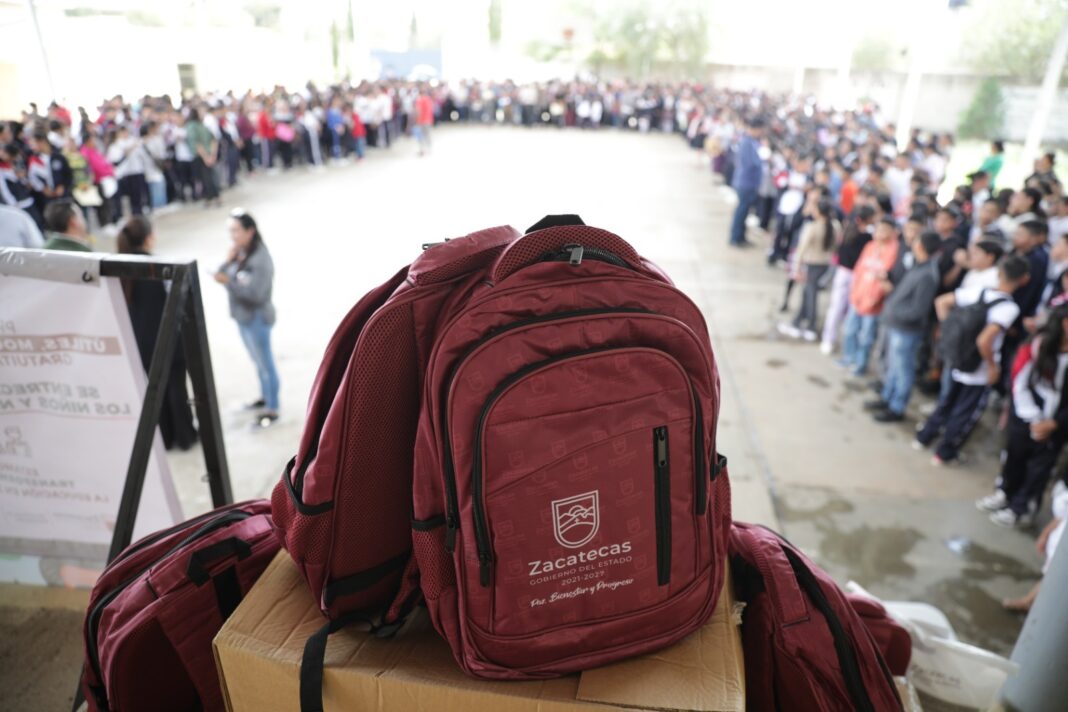 El Gobierno estatal ha brindado útiles a los estudiantes. Foto: Godezac.