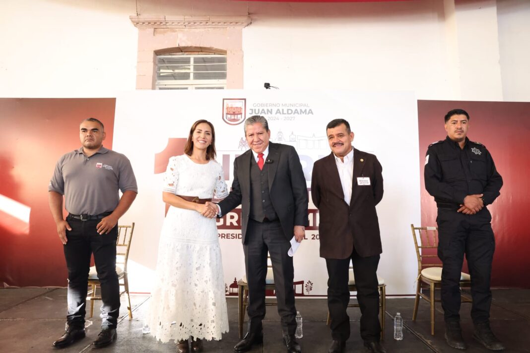 El gobernador David Monreal asistió al Primer Informe de la alcaldesa de Juan Aldama, Griselda Romero Zúñiga. Foto: Godezac.