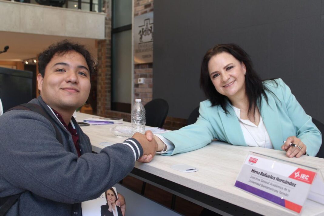 Julieta del Río les detalló en base a la ley, el derecho que tienen a no entregar sus datos biométricos. Foto: Cortesía.