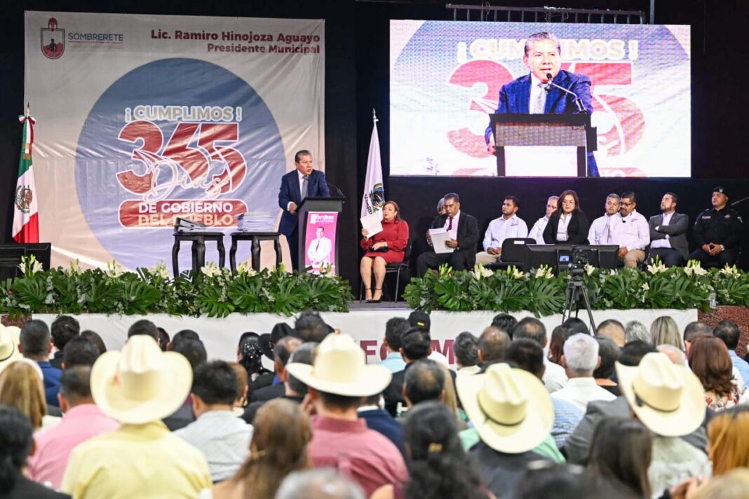 David Monreal acudió al Primer Informe de Labores del alcalde, Santos Ramiro Hinojoza Aguayo. Foto: Godezac.