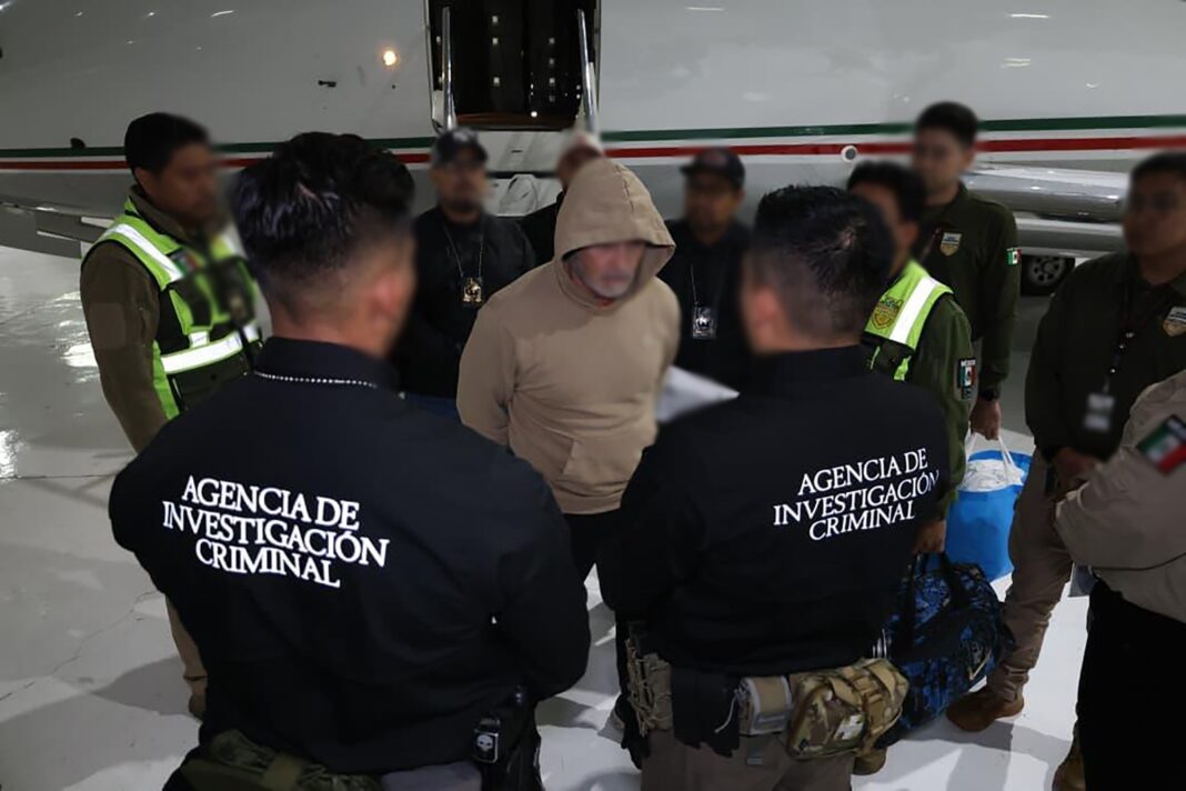 Al llegar al país, elementos de la Agencia de Investigación Criminal de la Fiscalía General de la República le cumplimentaron una orden de aprehensión en su contra por los delitos de asociación delictuosa, extorsión y secuestro exprés. Foto: Cortesía.