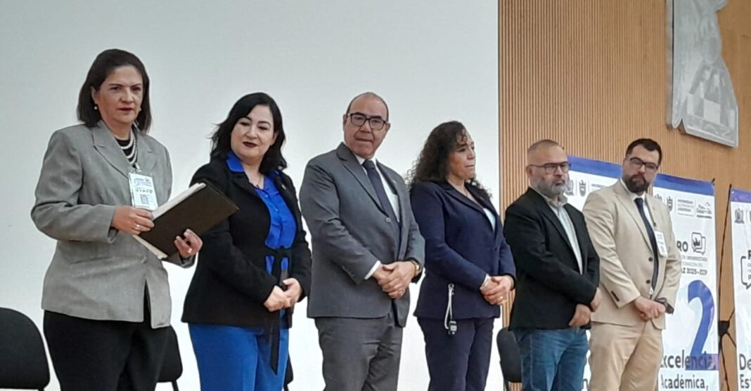 El acto de clausura estuvo encabezado por las autoridades universitarias. Foto: Cortesía.