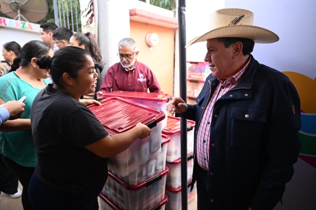 David Monreal anunció que a partir de los primeros días de octubre iniciará la entrega de recursos para uniformes y zapatos escolares. Foto: Godezac.