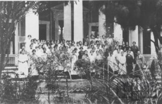 Alumnas y maestras de la Escuela Normal del Estado.