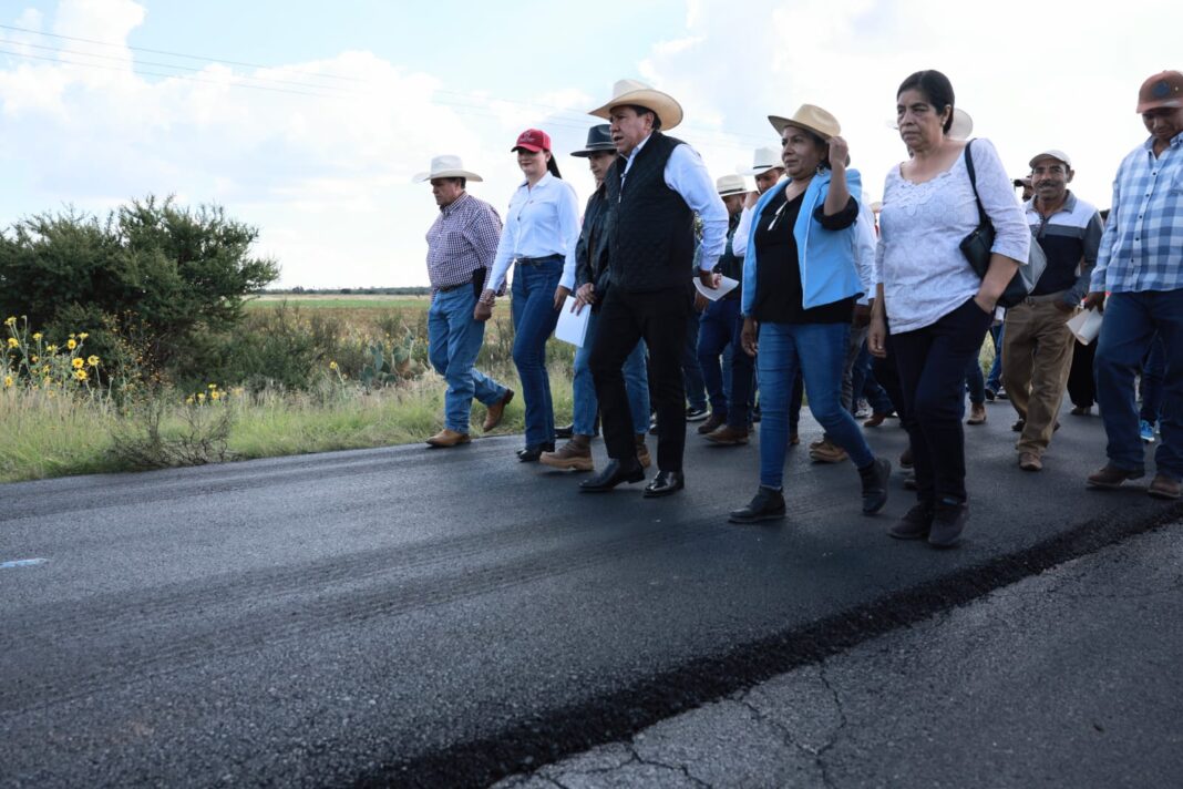 David Monreal supervisó los trabajos de pavimentación en la carretera Santiaguillo-Bañón. Foto: Godezac