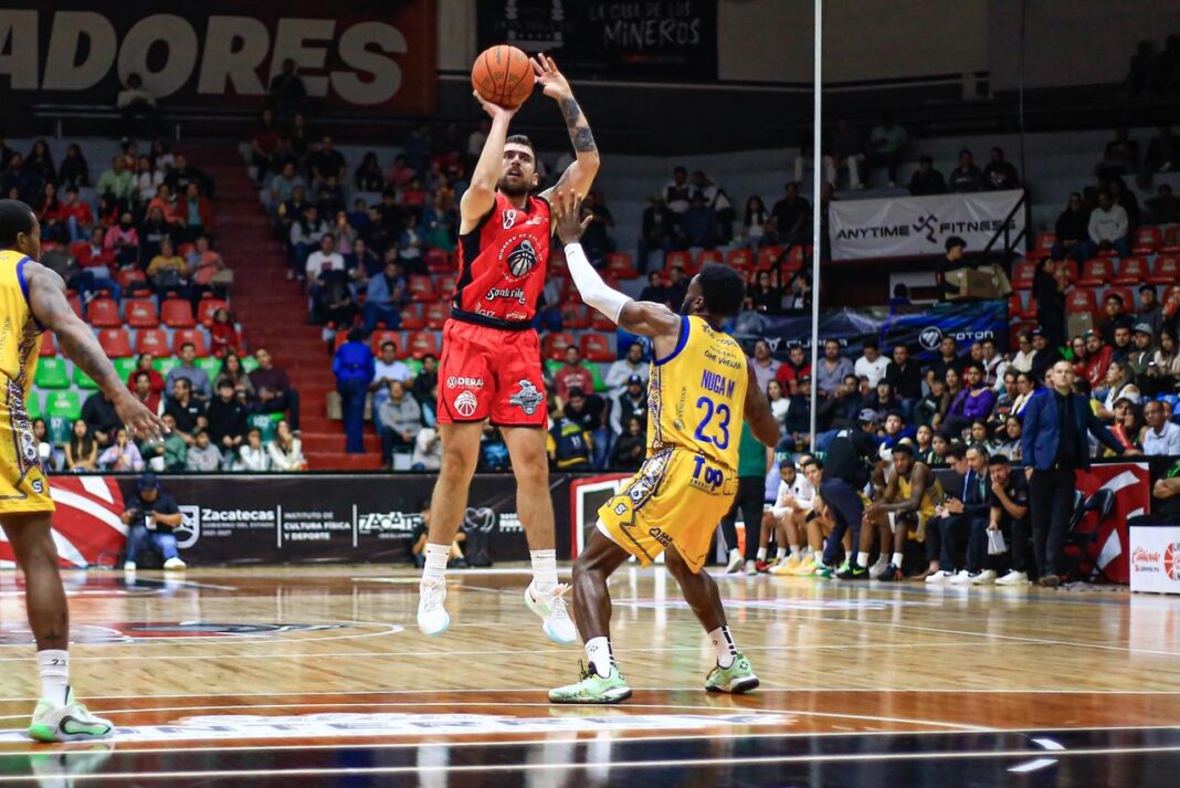 Bryan Rivera fue el MVP de la noche con 23 puntos, 7 triples y 3 rebotes. Foto: Cortesía.
