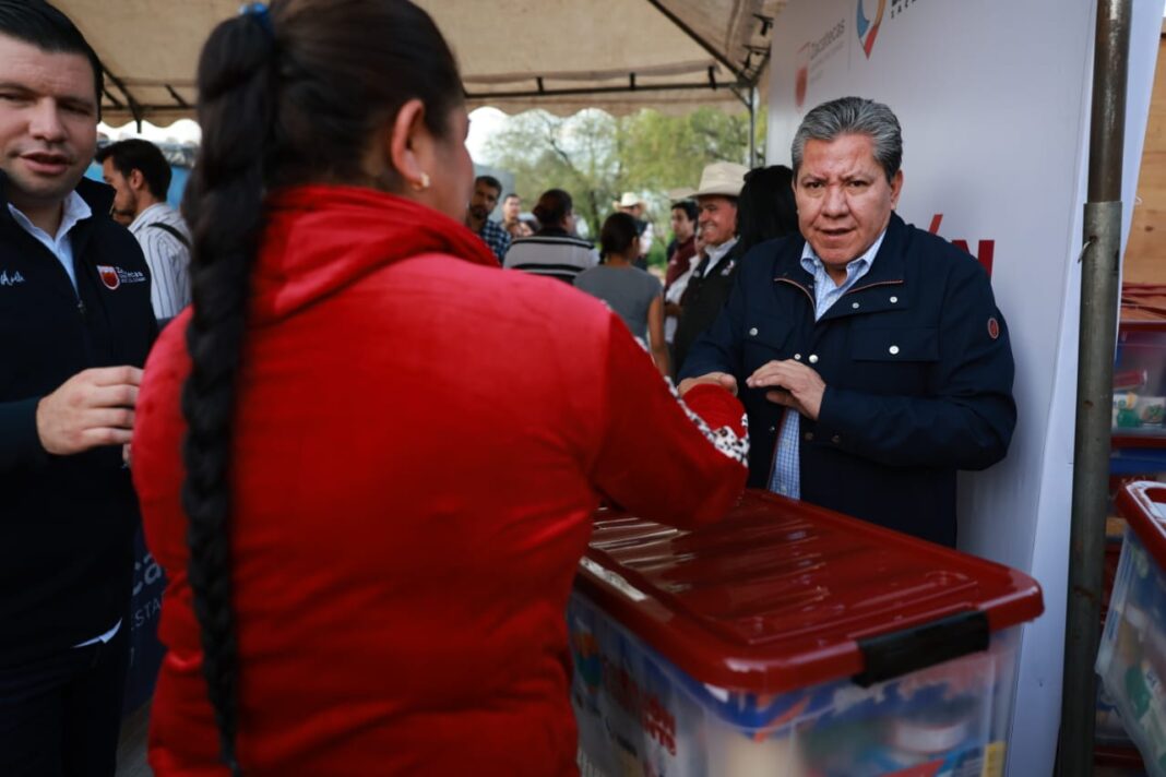 David Monreal encabezó la entrega de los apoyos. Foto: Godezac.
