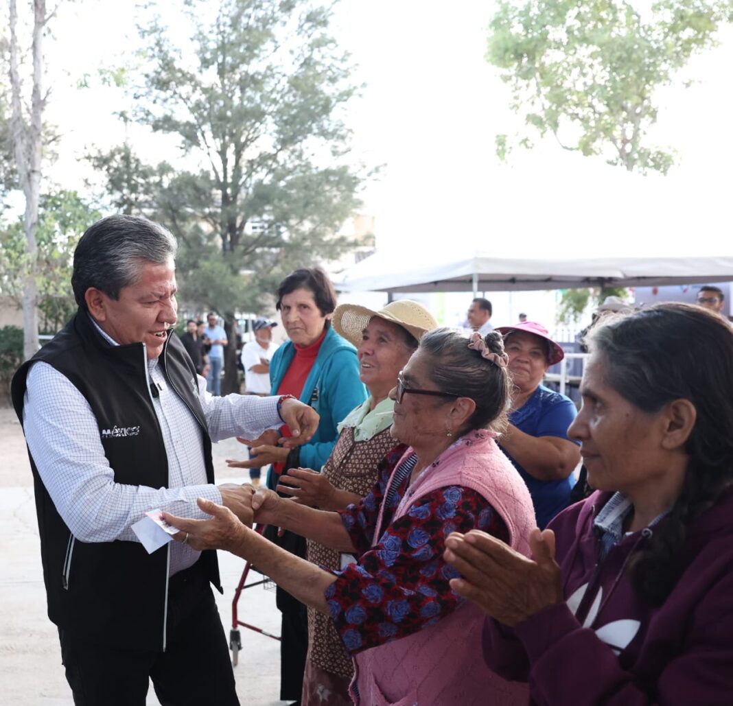 David Monreal exhortó a la población a participar activamente en la limpieza de sus calles. Foto: Godezac.