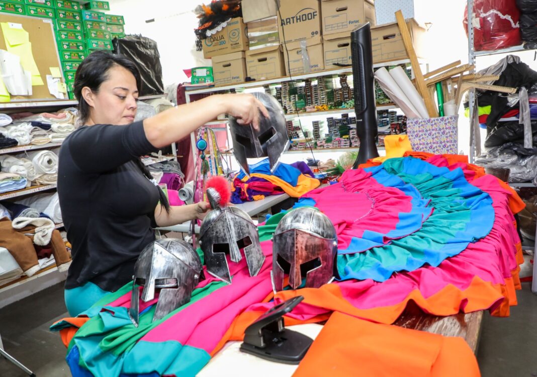 Cada atuendo está completamente armado e incluye sombreros, collares y accesorios únicos. Foto: Godezac.