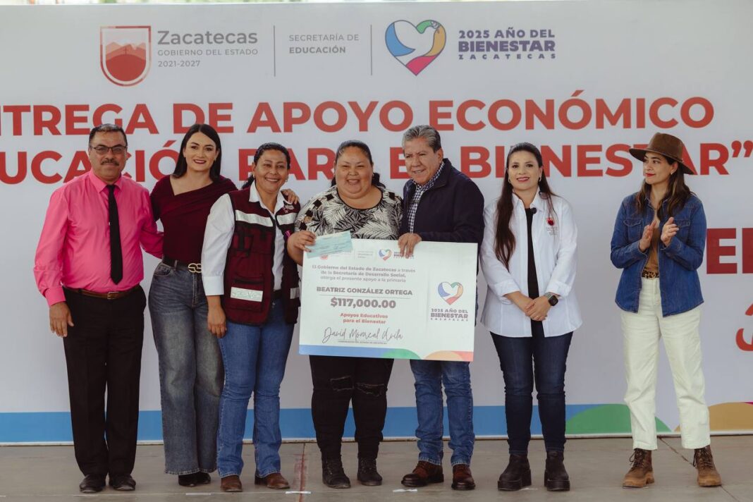 El gobernador entregó lo apoyos. Foto: Cortesía.