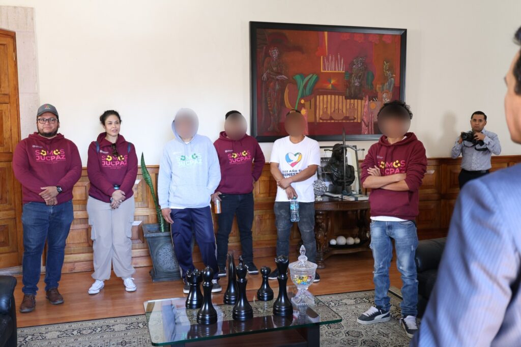 Recorren Jóvenes del Programa Reconecta con la Paz edificio del Poder ...