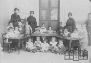 Párvulos y maestras. Una escuela moderna para pocos.