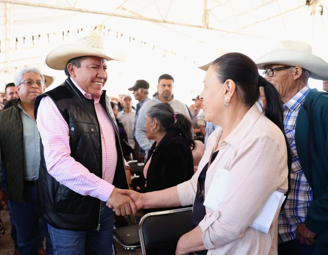 El gobernador encabezó la entrega de los apoyos. Foto: Godezac.