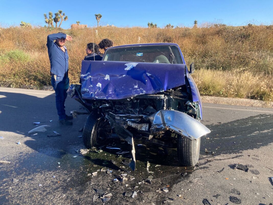 El accidente vehicular tipo choque frontal ocurrió sobre la carretera 54. Foto: Cortesía.