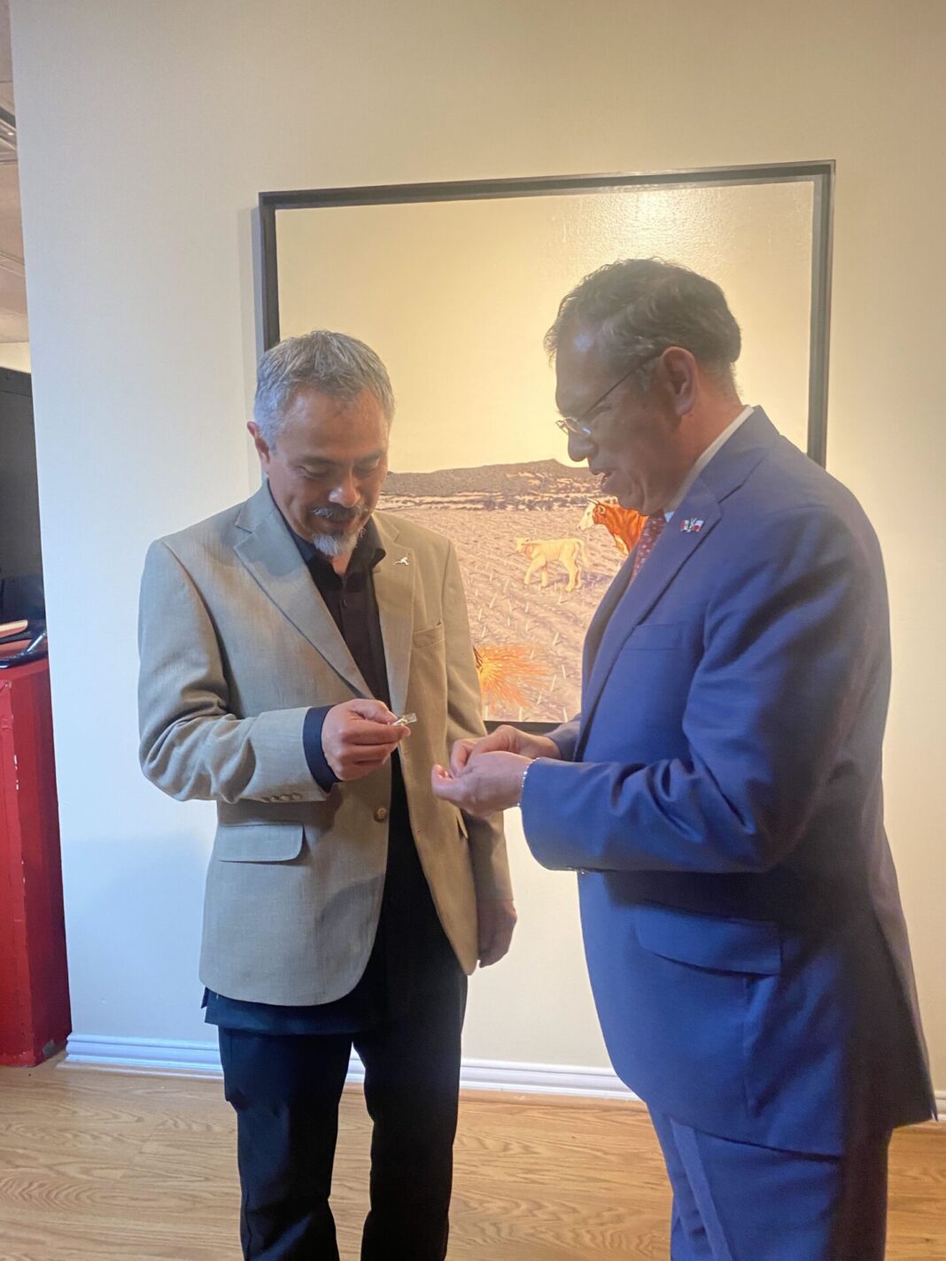Juan Carlos Villegas y el Cónsul General de México en Dallas, Luis Rodríguez Bucio.