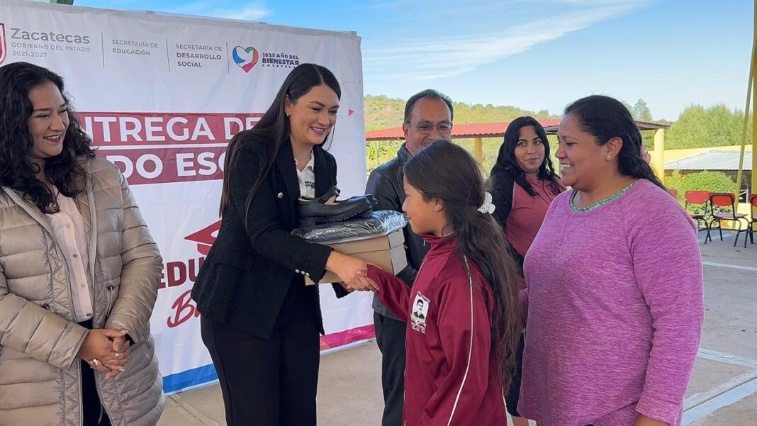 En esta ocasión, se entregaron 160 pares de calzado en las comunidades Agua de Lavieja, Lázaro Cárdenas, Rancho del Cura y Piedras Azules. Foto: Godezac.