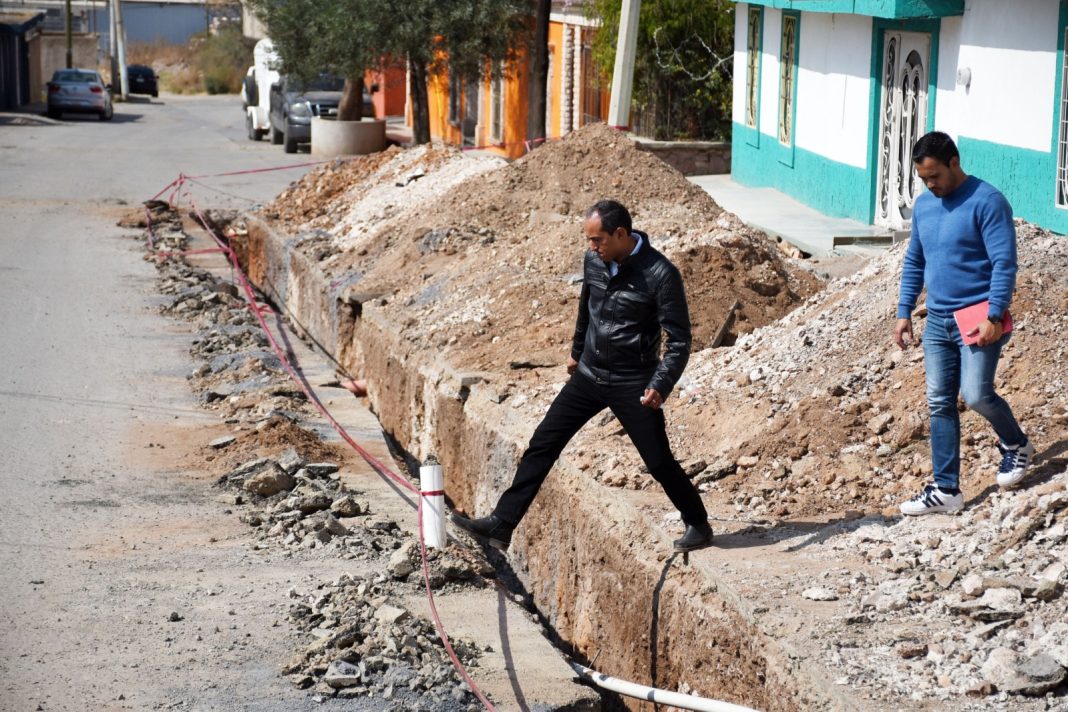 Pepe Saldívar supervisó los trabajos de obra de la construcción de red de drenaje sanitario