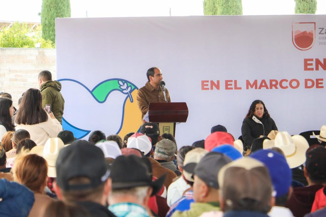 Pepe Saldívar reconoció la inversión y la acción de rehabilitación de carreteras. Foto: Ayuntamiento de Guadalupe.