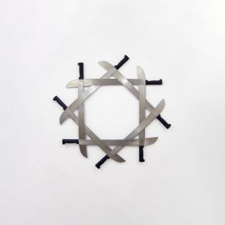 Miguel Rodríguez Sepúlveda. El deseo de la serenidad frente al implacable rumbo natural de la condición humana (Blasón 8). Ensamble de machetes. 82x96x8 cm.