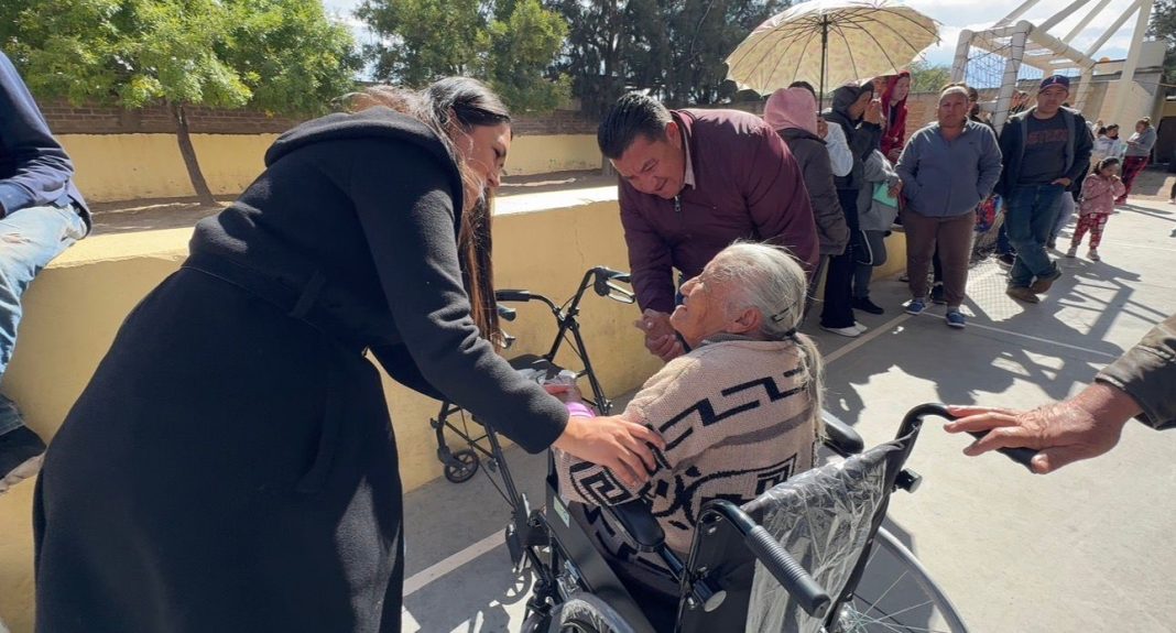 Se identificó necesidades específicas y realizó la entrega directa de sillas de ruedas en diversas comunidades. Foto: Godezac.