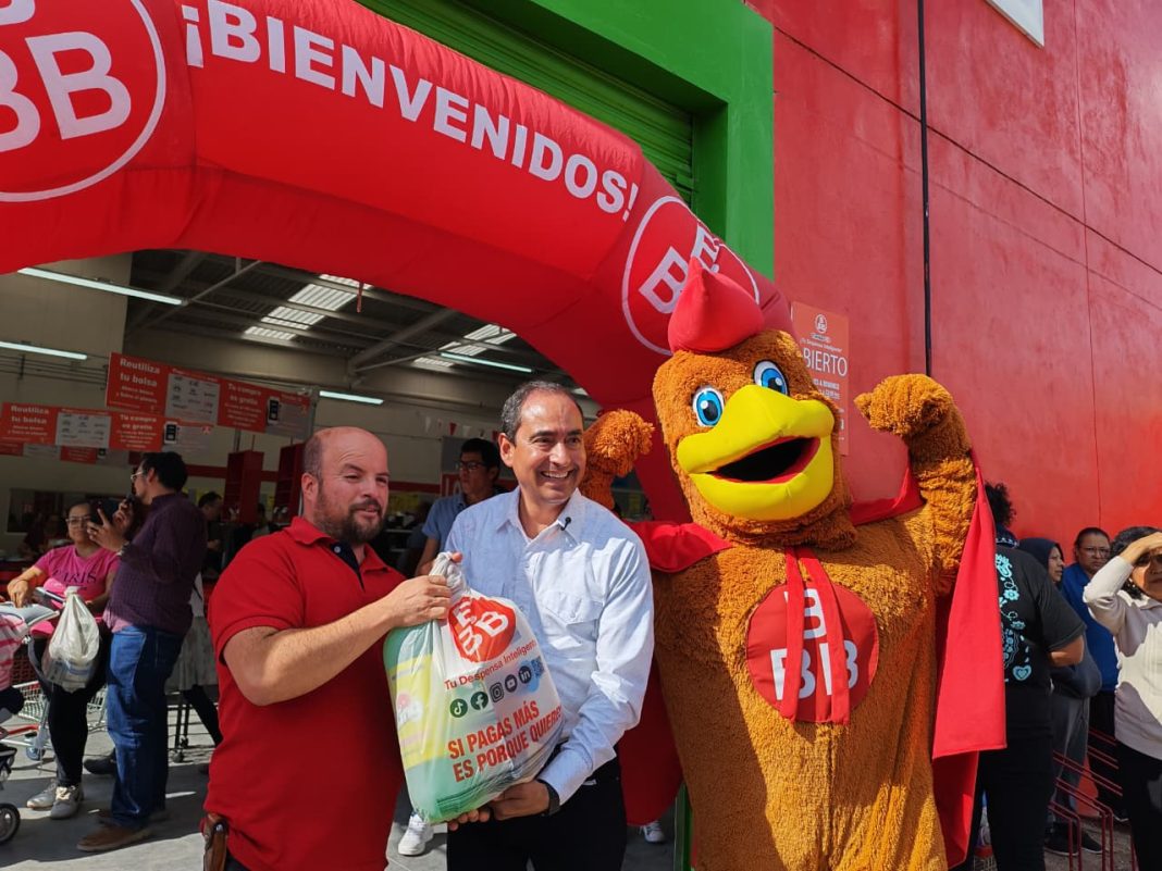 El alcalde Pepe Saldívar estuvo en la inauguracón de la tienda. Foto: Ayuntamiento de Guadalupe.