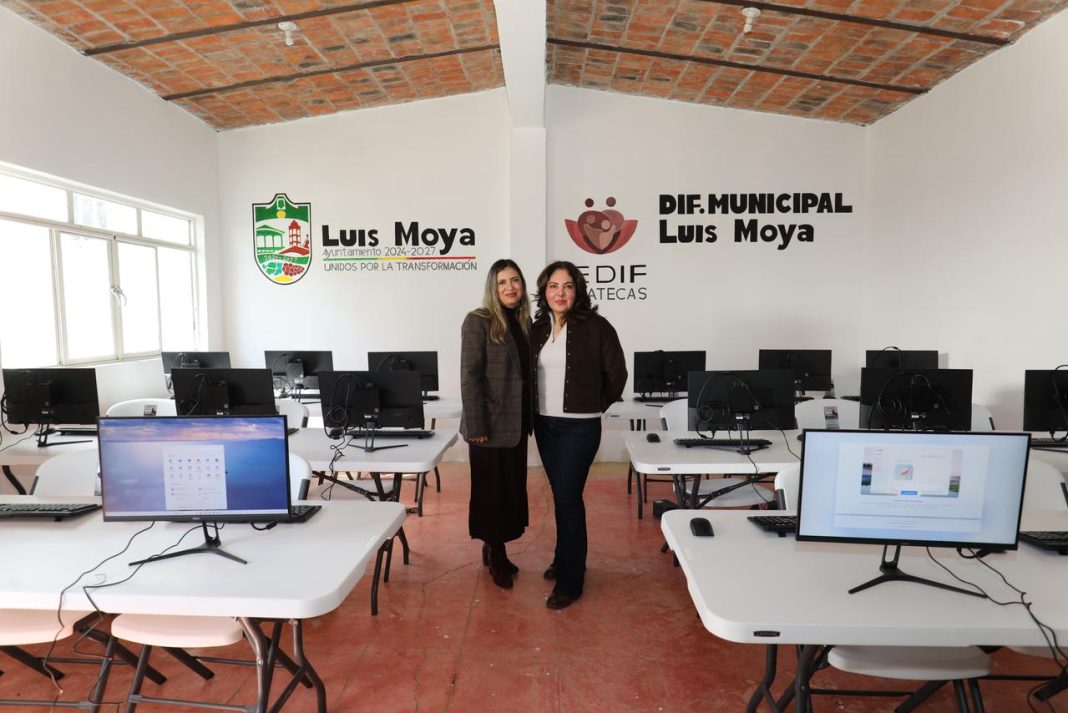 Sara Hernández de Monreal, realizó la entrega de equipo nuevo. Foto: Godezac.