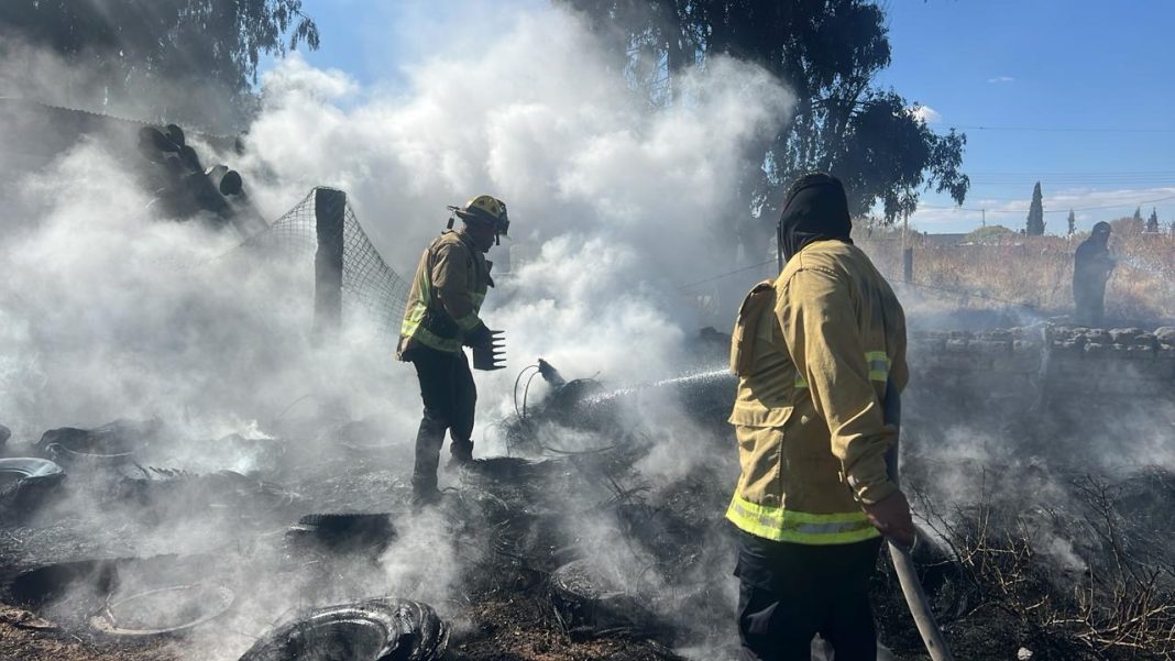 El fuego alcanzó un depósito de llantas y afectó varias toneladas de pastura. Foto: Cortesía.