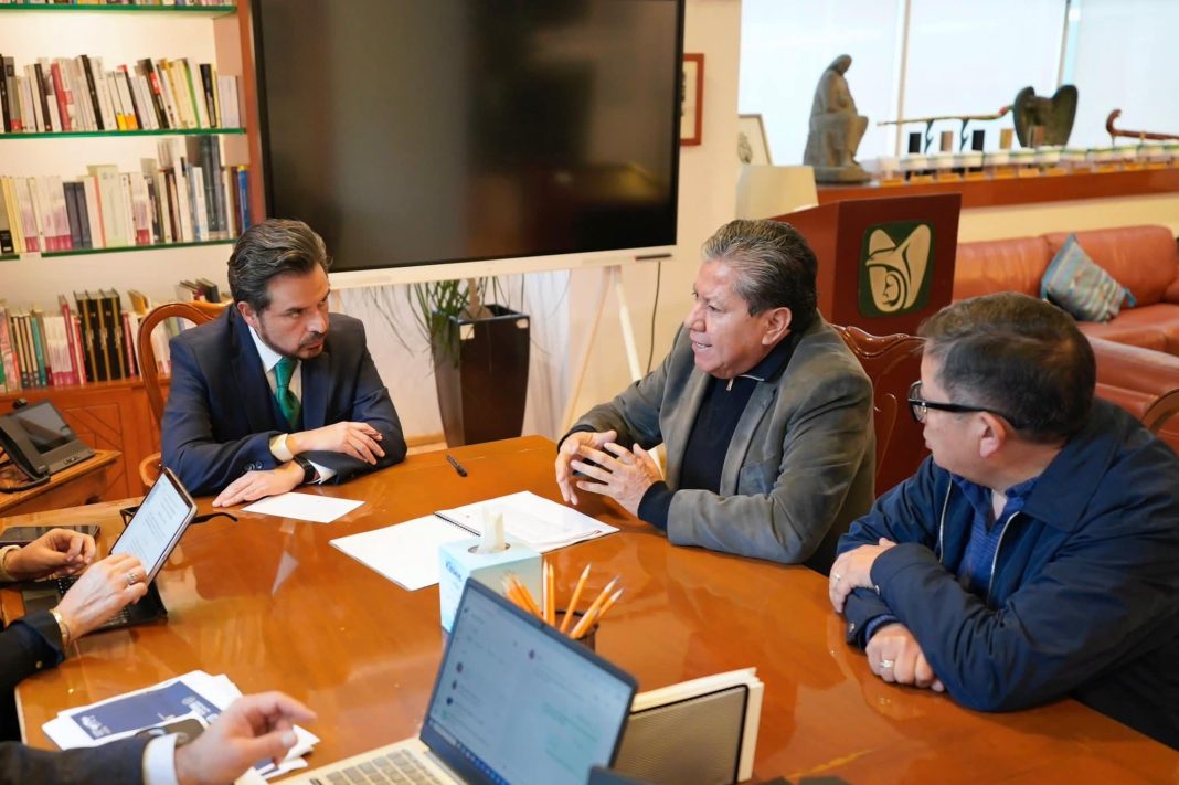 El gobernador David Monreal Ávila se reunió con Zoé Robledo Aburto, director general del IMSS. Foto: Godezac