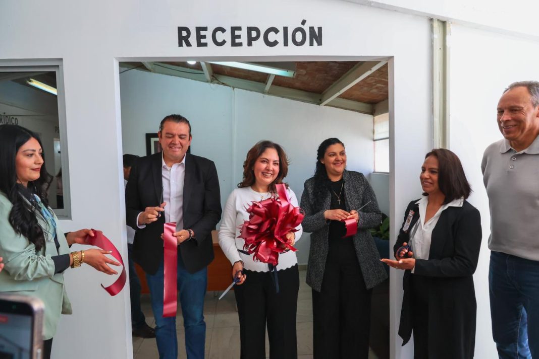 Las autoridades cortaron el listón inaugural. Foto: Godezac.