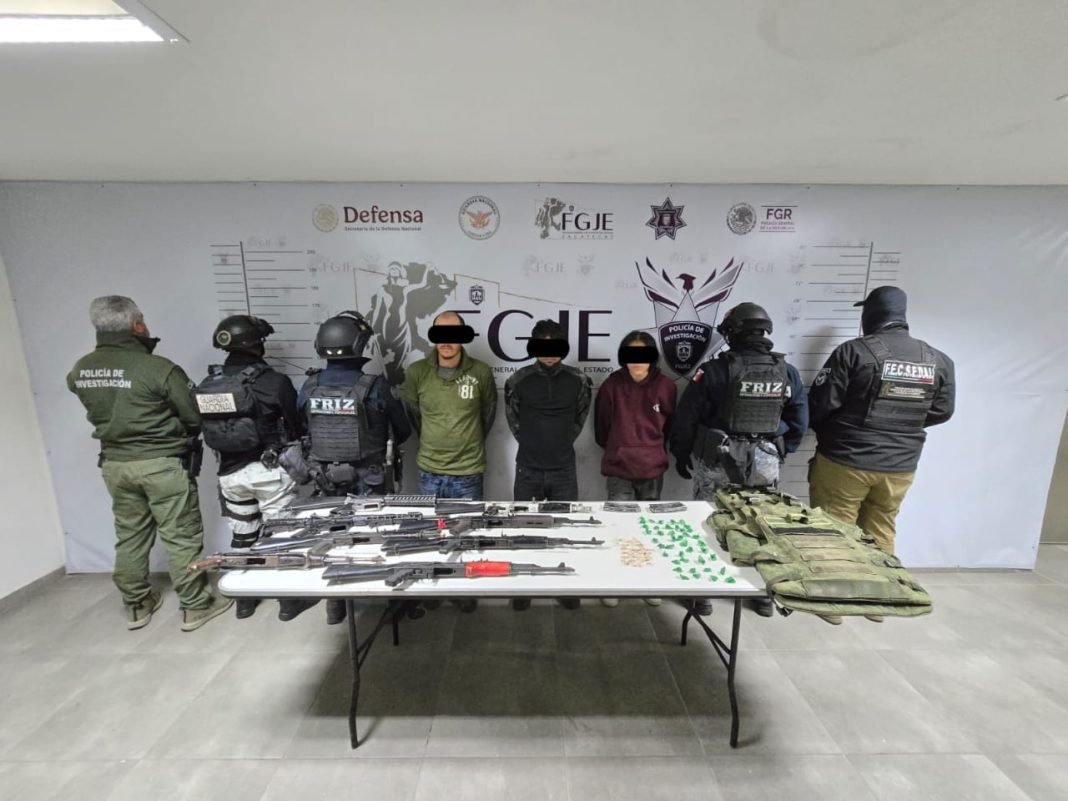 Confiscan autoridades ocho armas de fuego largas, ocho cargadores abastecidos, más de 200 cartuchos útiles, explosivos y aproximadamente 70 metros de cordón detonante. Foto: Cortesía.
