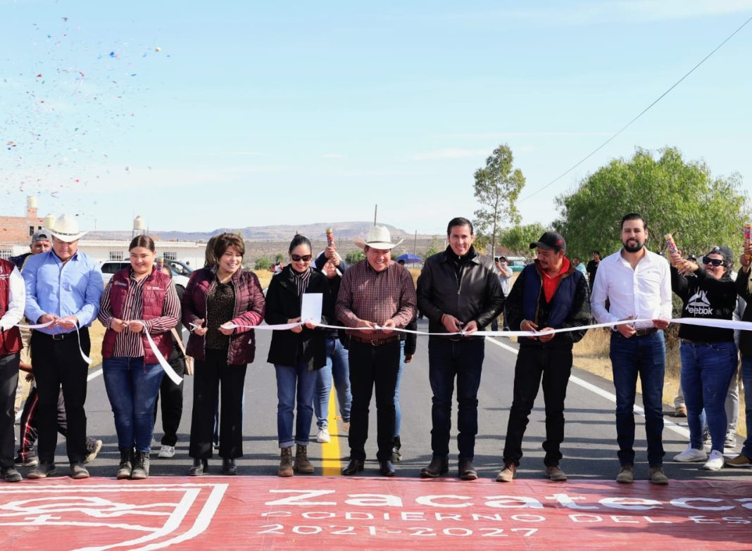 David Monreal cortó el listón inaugural e hizo un recorrido por la renovada vía. Foto: Godezac.