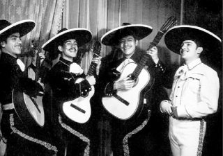 José Alfredo Jiménez con el trío Los Rebeldes. 1947. Fotografía de Leonardo Borbolla. Museo José Alfredo Jiménez, Dolores Hidalgo, Gto. Foto: Cortesía