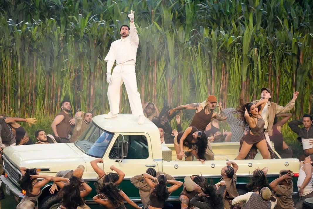 Bad Bunny durante su presentación en el show de medio tiempo del Supertazón, un espectáculo leído como una reivindicación de América Latina y del español en Estados Unidos, en medio de las políticas migratorias impulsadas por el gobierno de Donald Trump. Foto: La Jornada.