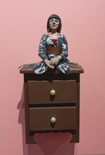 Clara Inés Velásquez. De la serie mujeres mueble. Escultura en resina, tela y madera. 30 x 17 x15 cm. Proyecto Dissidenxia. Colombia.