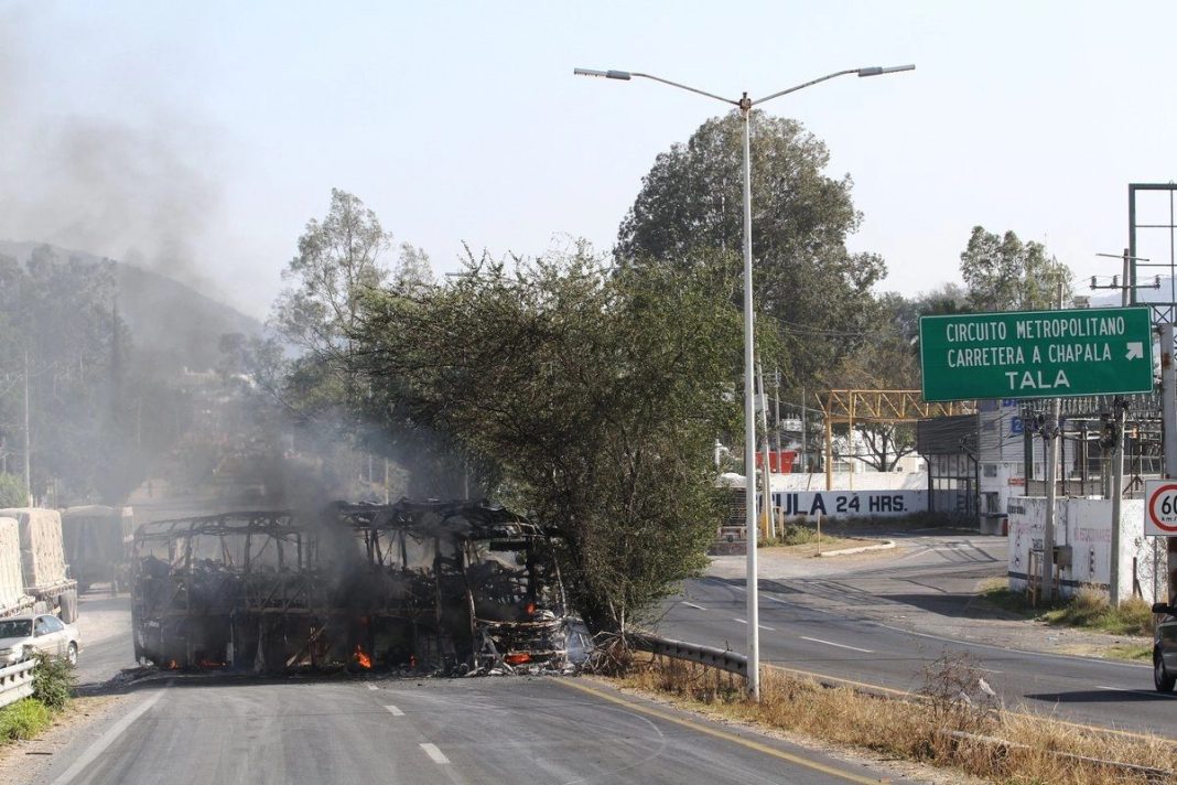 De acuerdo con el Gabinete de Seguridad del Gobierno de México, Jalisco concentró la mayor parte de los bloqueos (65) en protestas del abatimiento del líder del Cartel Jalisco Nueva Generación (CJNG). Foto: La Jornada.