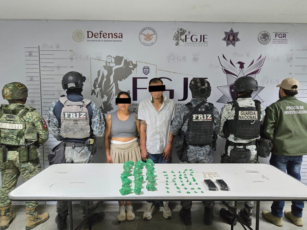 Se procedió con la detención de quienes fueron identificados como Andrés N., de 38 años de edad, y Adriana N., de 25 años. Foto: Cortesía.