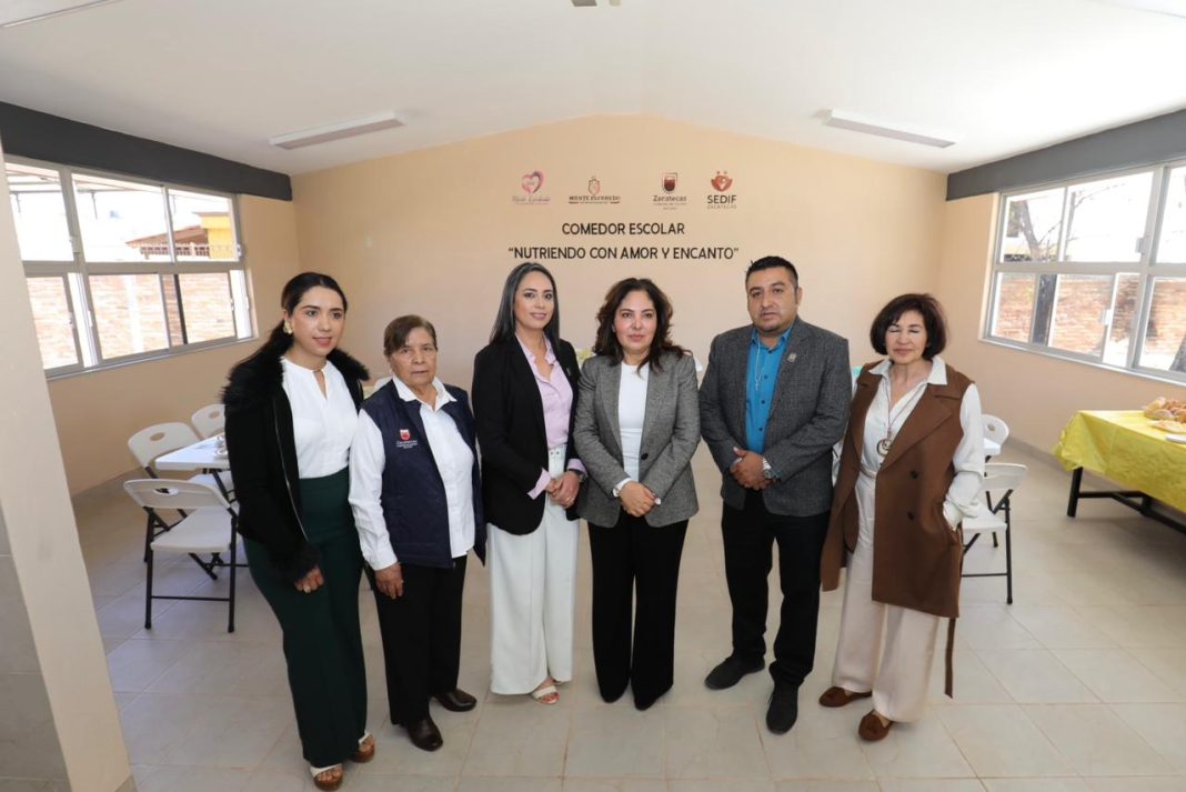 Sara Hernández de Monreal realizó la entrega del equipamiento necesario para poner en marcha el comedor escolar. Foto: Godezac.