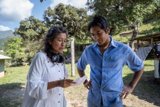 La directora Yolanda Cruz ensaya con el actor local Brígido Cristóbal Peña.