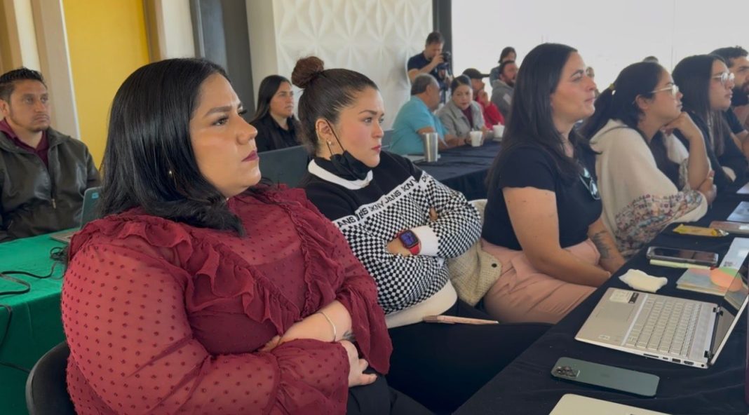 Las y los docentes fortalecen sus competencias digitales, mediante capacitación especializada en herramientas de Inteligencia Artificial, aplicadas a la educación. Foto: Godezac.