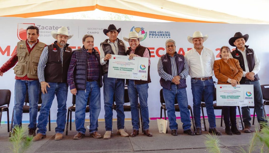 David Monreal hizo entrega de tarjetas con 12 mil pesos a 3 mil 333 productores que pueden acudir a gasolineras para surtir el combustible. Foto: Godezac.